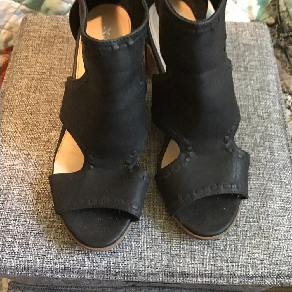 Xappeal Black Cutout Open-Toe Sandals